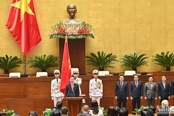 Chủ tịch nước Võ Văn Thưởng thực hiện nghi lễ tuyên thệ nhậm chức. (Ảnh: Duy Linh)