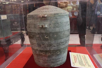 Bảo vật quốc gia Thạp đồng văn hóa Đông Sơn được trưng bày tại Bảo tàng Hoàng gia Nam Hồng, thành phố Từ Sơn, tỉnh Bắc Ninh ngày 25/2 vừa qua. (Ảnh: Thái Sơn)