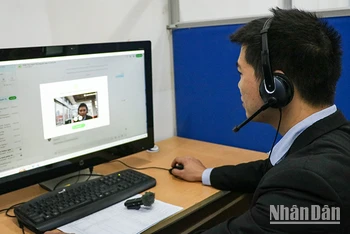 Lao động dự phiên giao dịch việc làm trực tuyến của Trung tâm Dịch vụ việc làm Hà Nội. (Ảnh: nhandan.vn)