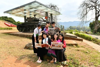 Ðoàn viên, thanh niên tỉnh Ðiện Biên với các ấn phẩm Báo Nhân Dân. (Ảnh ÐĂNG KHOA)