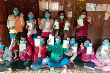 Phụ nữ dân tộc thiểu số tham gia mô hình tiết kiệm tín dụng thôn bản tự quản (VSLA) ở xã Tà Long, huyện Đakrông, Quảng Trị. (Ảnh: CARE Việt Nam)