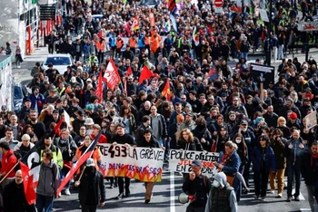 Người dân tham gia một cuộc biểu tình phản đối kế hoạch cải cách lương hưu của Chính phủ Pháp tại Nantes ngày 18/3/2023. (Ảnh: Reuters)