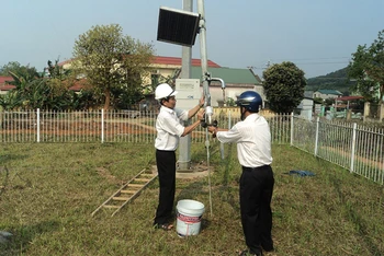 Cán bộ Đài Khí tượng thủy văn khu vực Trung Trung Bộ quan trắc và kiểm tra lắp đặt thiết bị quan trắc. (Ảnh: VNMHA).
