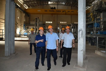 Phó Thủ tướng Lê Minh Khái khảo sát Nhà máy bột giấy Phương Nam. (Ảnh VGP)