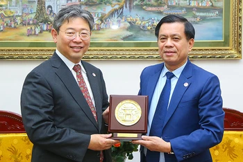Thứ trưởng Nguyễn Bá Hoan tặng Phó Tổng cục trưởng Tổng cục Quản lý xuất nhập cảnh và lưu trú Nhật Bản Nakagawa Tsutomo hình ảnh biểu trưng Hà Nội. (Ảnh: Molisa)