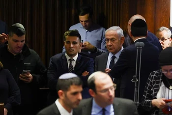 Thủ tướng Israel Benjamin Netanyahu tham dự một cuộc họp tại Quốc hội Israel, giữa các cuộc biểu tình sau khi ông cách chức Bộ trưởng Quốc phòng khi chính phủ liên minh của ông có kế hoạch cải tổ tư pháp, Jerusalem, ngày 27/3/2023. (Ảnh: Reuters)