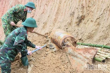 Công binh tỉnh Yên Bái tiếp cận xử lý bom tại xã Vũ Linh, huyện Yên Bình, Yên Bái, ngày 22/5/2022. (Ảnh: THANH SƠN)