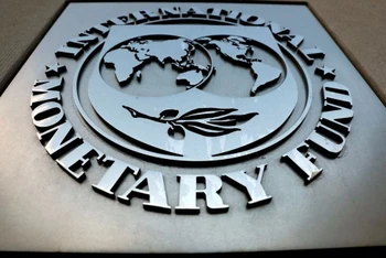 Logo của Quỹ Tiền tệ quốc tế (IMF) tại Washington, Hoa Kỳ, ngày 4/9/2018. (Ảnh: Reuters)
