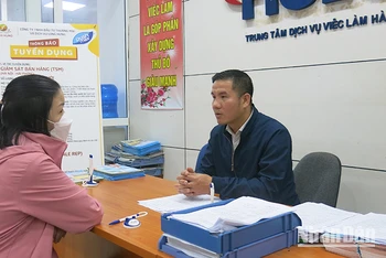 Lao động tìm hiểu thông tin tại phiên giao dịch việc làm của Trung tâm Dịch vụ việc làm Hà Nội, tháng 2/2023 (Ảnh: Ngân Anh)