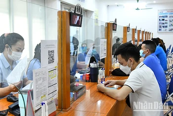 Lao động làm thủ tục về bảo hiểm thất nghiệp tại Trung tâm Dịch vụ việc làm Hà Nội. (Ảnh: THỦY NGUYÊN) 