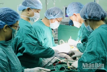 Phẫu thuật cho bệnh nhân tại Bệnh viện Trung ương Thái Nguyên. (Ảnh: Bình Tâm)