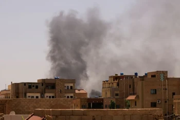 Khói bốc lên từ các tòa nhà trong cuộc đụng độ giữa Lực lượng Hỗ trợ nhanh và quân đội ở Bắc Khartoum, Sudan, ngày 22/4/2023. (Ảnh: Reuters)