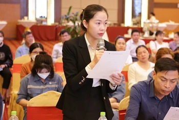 Đại diện doanh nghiệp ở Hà Tĩnh nêu những băn khoăn, vướng mắc trong quá trình thực hiện chính sách bảo hiểm y tế. (Ảnh: Tâm Trung)