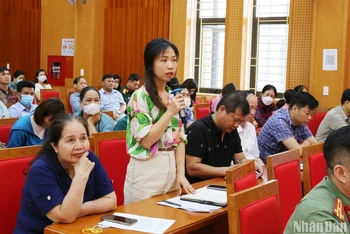 Cử tri huyện Vân Đồn gửi tới Đoàn đại biểu Quốc hội tỉnh Quảng Ninh những ý kiến, kiến nghị tại buổi tiếp xúc.