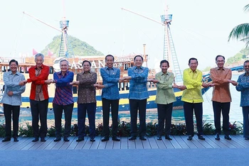 Các nhà Lãnh đạo ASEAN chụp ảnh lưu niệm trước khi vào họp. (Ảnh: Dương Giang)