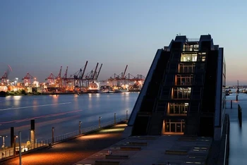 Đưa hàng lên các tàu chở hàng tại một bến container ở cảng Hamburg, Đức, ngày 18/7/2022. (Ảnh: Reuters) 