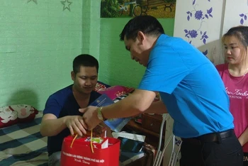 Liên đoàn Lao động Hà Nội tặng quà công nhân bị tai nạn lao động. (Ảnh: nhandan.vn)