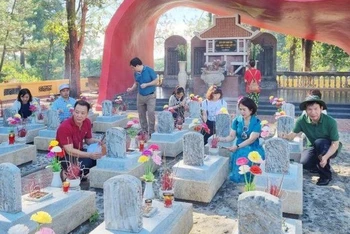 Thắp hương tại khu mộ liệt sĩ Hà Nội ở Nghĩa trang liệt sĩ quốc gia Trường Sơn. (Ảnh: nhandan.vn)