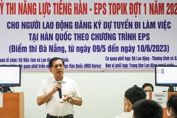 Thứ trưởng Lao động-Thương binh và Xã hội Nguyễn Bá Hoan kiểm tra công tác tổ chức kỳ thi EPS-TOPIK ngày 18/5/2023 tại Đà Nẵng. (Ảnh: Molisa)