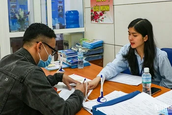 Lao động tìm kiếm thông tin việc làm tại Trung tâm Dịch vụ việc làm Hà Nội. (Ảnh: Nhật Quang)