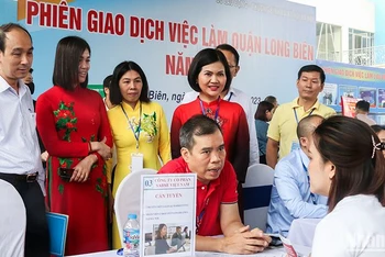 Hoạt động tại phiên giao dịch việc làm quận Long Biên, Hà Nội, tháng 5/2023. (Ảnh: Nam Nguyễn)