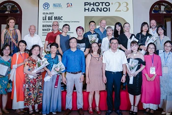 Các thành viên Ban tổ chức, nghệ sĩ Việt Nam và quốc tế tại lễ bế mạc Photo Hanoi’23. 