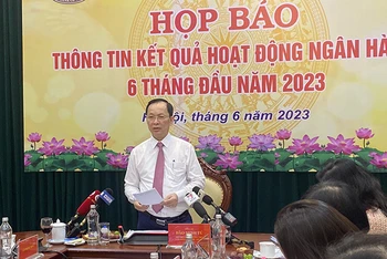 Phó Thống đốc Thường trực Đào Minh Tú phát biểu tại cuộc họp báo.