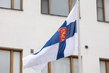 Lá cờ tại tòa nhà Đại sứ quán Phần Lan ở Moskva, Nga. (Ảnh: RIA Novosti)