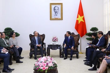 Phó Thủ tướng Trần Hồng Hà trao đổi với Giáo sư Frank Jotzo. (Ảnh: VGP)