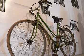 Hình ảnh xe đạp tại không gian triển lãm của Hà Nội giai đoạn 1975-1986 với tên gọi "Bao cấp - xếp hàng về quá khứ", tháng 5/2015. (Ảnh: DUY LINH)