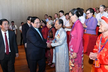 Thủ tướng Phạm Minh Chính với các Mẹ Việt Nam anh hùng và các đại biểu dự hội nghị. (Ảnh: ĐĂNG KHOA)