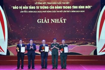 Đại tướng Phan Văn Giang, đồng chí Nguyễn Xuân Thắng trao giải cho các tác giả đạt giải Nhất cuộc thi viết “Bảo vệ nền tảng tư tưởng của Đảng trong tình hình mới”, tháng 4/2023. (Ảnh: ĐÔNG HÀ)