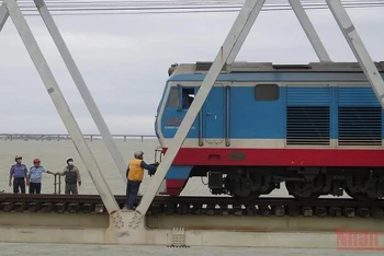 Đoàn tàu hàng phải dừng lại tại hiện trường để xử lý vụ tai nạn giao thông đường sắt ngày 15/2/2022, trên tuyến đường sắt bắc-nam tại Km 1200+5 (đoạn qua cầu Đà Rằng, thành phố Tuy Hòa, Phú Yên). (Ảnh: Trình Kế)