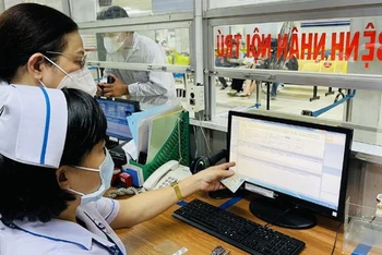 Tiếp nhận khám, chữa bệnh bảo hiểm y tế bằng căn cước công dân gắn chip tại Bệnh viện Nhân dân Gia Định, Thành phố Hồ Chí Minh. (Ảnh: Duy Tính)