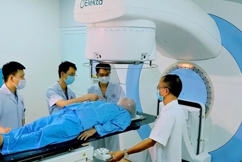 Bệnh viện Trung ương Thái Nguyên sử dụng máy gia tốc tuyến tính đa năng Elekta Synergy Platform, là máy xạ trị hiện đại điều trị cho người bệnh ung thư. (Ảnh: Bình Tâm)