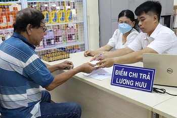 Chi trả lương hưu, trợ cấp bảo hiểm xã hội tại tỉnh Tây Ninh trong sáng ngày 14/8. (Ảnh: Tâm Trung)