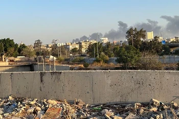 Khói bốc lên trong bối cảnh đụng độ giữa các phe phái vũ trang ở Tripoli, Libya ngày 15/8/2023. (Ảnh: Reuters)
