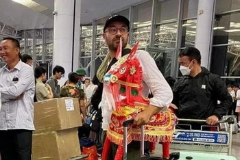 Hình ảnh du khách nước ngoài ôm con ngựa vàng mã tại sân bay Nội Bài được đăng tải trên mạng xã hội (Ảnh: internet)