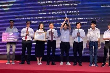 Đại diện lãnh đạo Bộ Lao động-Thương binh và Xã hội trao giải cho các đội đoạt giải tại cuộc thi Startup Kite 2022.