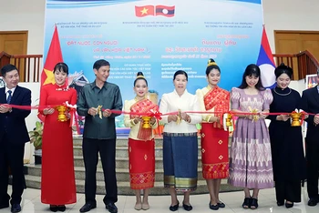 Cắt băng khai mạc Trưng bày chuyên đề 'Đất nước, con người và văn hóa Việt Nam'. (Ảnh: TTXVN)