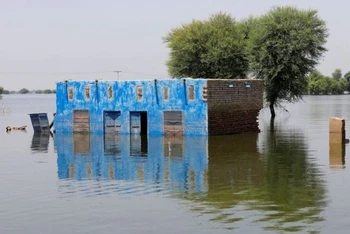 Một tòa nhà bị nhấn chìm trong nước lũ sau những trận mưa lớn do gió mùa ở thị trấn Talti, Sehwan, Pakistan, ngày 15/9/2022. (Ảnh: Reuters) Một tòa nhà bị nhấn chìm trong nước lũ sau những trận mưa lớn do gió mùa ở thị trấn Talti, Sehwan, Pakistan, ngày 15/9/2022. (Ảnh: Reuters)