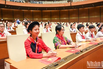 Đại biểu trẻ em dự phiên họp giả định "Quốc hội trẻ em" lần thứ nhất. (Ảnh: Duy Linh)