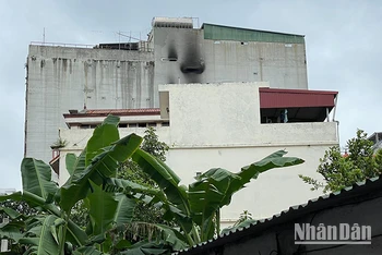 Hiện trường sau vụ cháy chung cư mini tại Khương Hạ, quận Thanh Xuân, Hà Nội. (Ảnh: NHẬT QUANG)