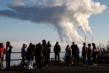 Khói và hơi nước bốc lên từ nhà máy điện Belchatow ở Zlobnica, Ba Lan, ngày 20/10/2022. (Ảnh: Reuters)