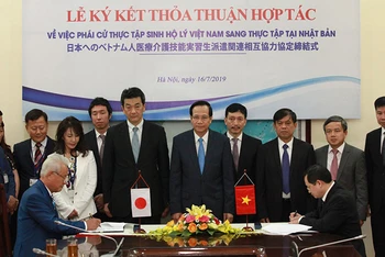 Ký Thỏa thuận hợp tác phái cử thực tập sinh hộ lý Việt Nam sang Nhật Bản giữa Trung tâm Lao động ngoài nước và Hiệp hội Chăm sóc y tế Osaka Nhật Bản, tháng 7/2019 (Ảnh: Molisa)