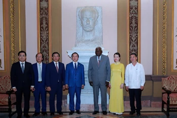 Chủ tịch Quốc hội Esteban Lazo, Phó Thủ tướng Trần Hồng Hà và các thành viên đoàn công tác chụp ảnh lưu niệm trước tượng Anh hùng dân tộc Jose Marti đặt trong toà nhà Quốc hội Cuba . (Ảnh: VGP)
