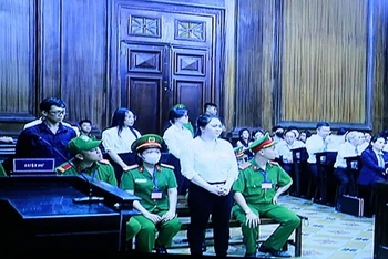 Bị cáo Nguyễn Phương Hằng và đồng phạm tại tòa. (Ảnh: VietnamPlus)