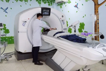 Máy chụp CT 128 dãy phục vụ bệnh nhân tại Bệnh viện đa khoa Hà Đông, Hà Nội. (Ảnh: nhandan.vn)
