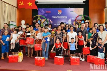 Đoàn viên, thanh niên Báo Nhân Dân, Chi đoàn Ban Kiểm tra và Giám sát tuân thủ (Ngân hàng BIDV) tặng quà các em nhỏ của Làng Hòa Bình Thanh Xuân, Hà Nội. (Ảnh: THỦY NGUYÊN)