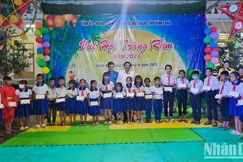 Lãnh đạo Tỉnh ủy Vĩnh Long trao học bổng cho các em học sinh người dân tộc Khmer vượt khó học giỏi dịp Trung thu 2023. (Ảnh: BÁ DŨNG)